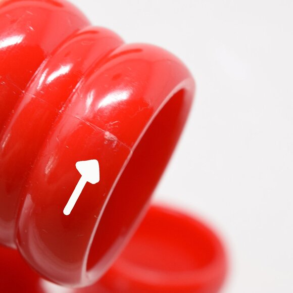 Vintage Napkin Rings Plastic Red Festive Set of 5 Granny Chic Diner Holiday Xmas - Picture 8 of 9